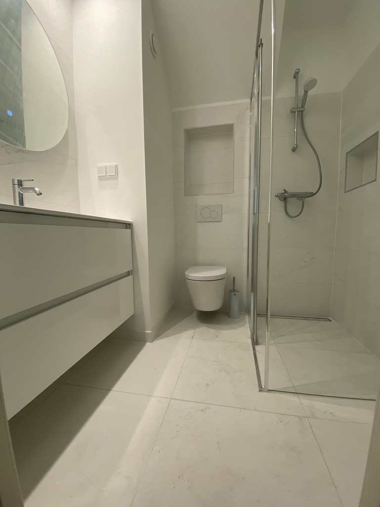 Afgeronde badkamer en toilet